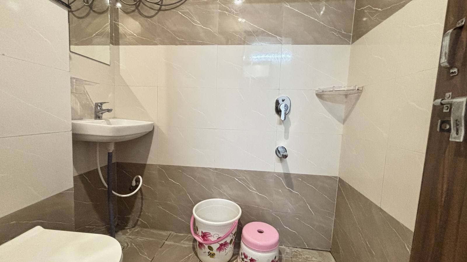 Bathroom with washbasin and shower